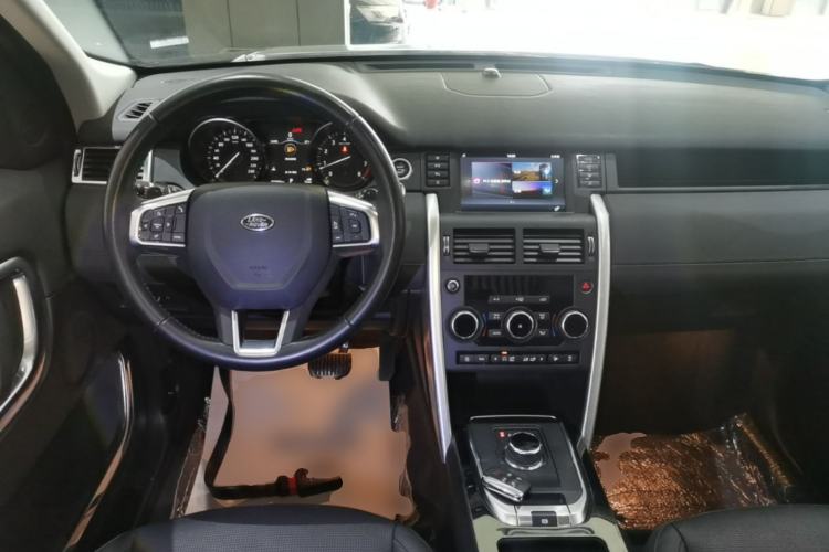 Used Land Rover Discovery Sport 2018 240 PS SE Version Center Console