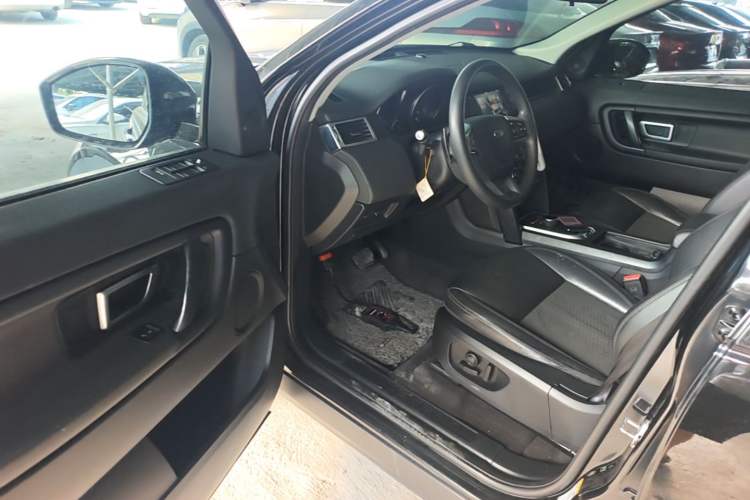 Used Land Rover Discovery Sport 2018 240 PS PURE Edition Driver Seat