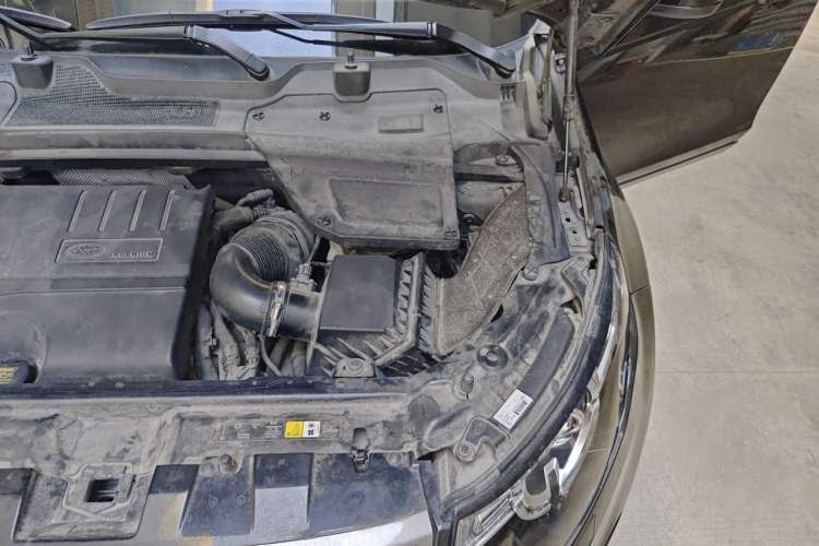 Used Land Rover Discovery Sport 2018 240 PS SE Version Engine Bay Left