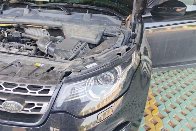Used Land Rover Discovery Sport 2018 240 PS SE Version Engine Bay Left
