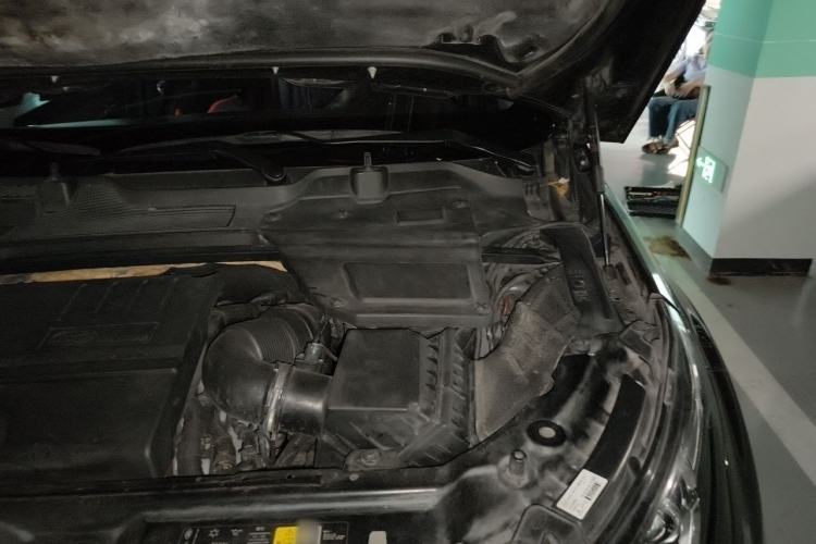 Used Land Rover Discovery Sport 2018 240 PS SE Version Engine Bay Left