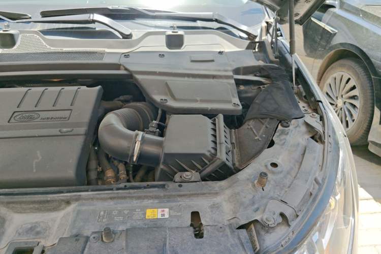 Used Land Rover Discovery Sport 2018 240 PS SE Version Engine Bay Left