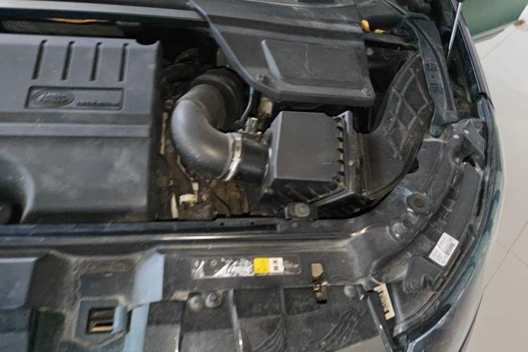 Used Land Rover Discovery Sport 2018 240 PS SE Version Engine Bay Left