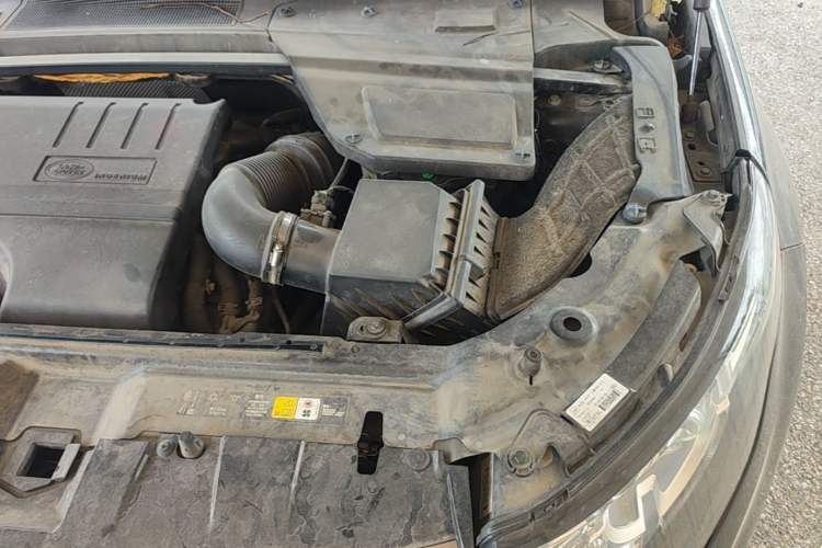 Used Land Rover Discovery Sport 2018 240 PS SE Version Engine Bay Left