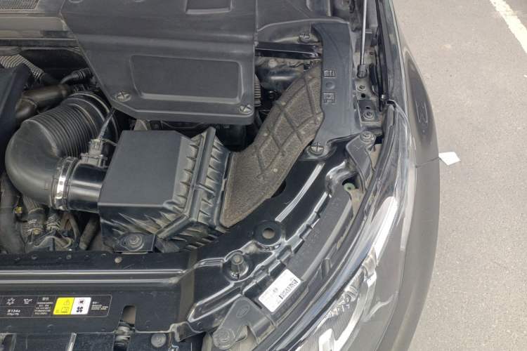 Used Land Rover Discovery Sport 2018 240 PS SE Version Engine Bay Left