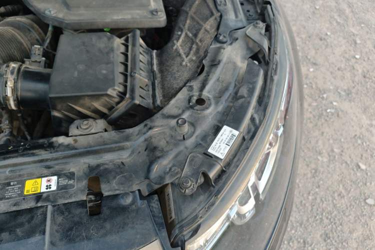 Used Land Rover Discovery Sport 2018 240 PS SE Version Engine Bay Left