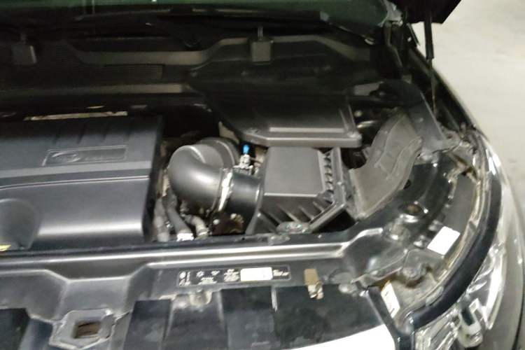 Used Land Rover Discovery Sport 2018 240 PS HSE Version Engine Bay Left