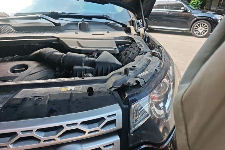 Used Land Rover Discovery Sport 2018 240 PS HSE Version Engine Bay Left