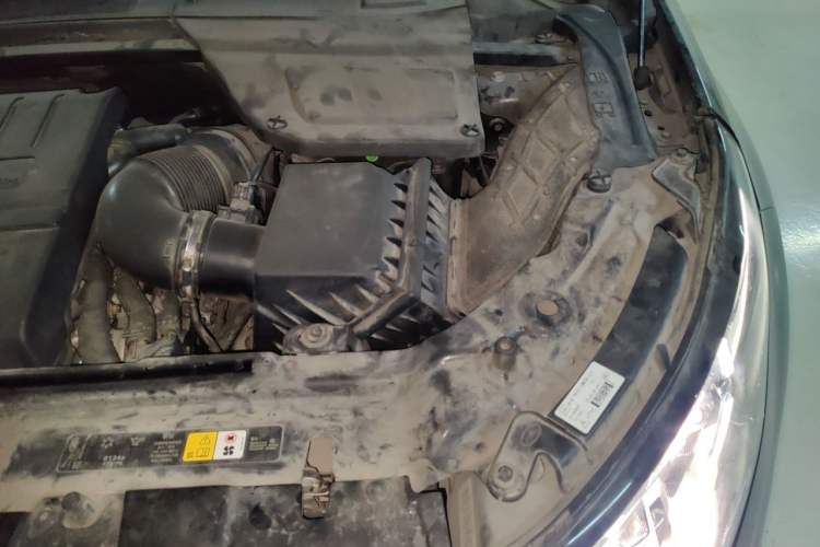 Used Land Rover Discovery Sport 2018 240 PS SE Version Engine Bay Left