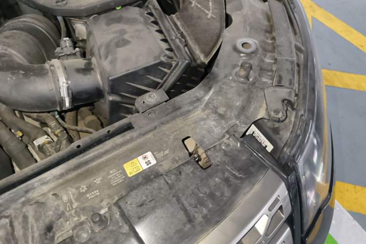 Used Land Rover Discovery Sport 2018 240 PS SE Version Engine Bay Left