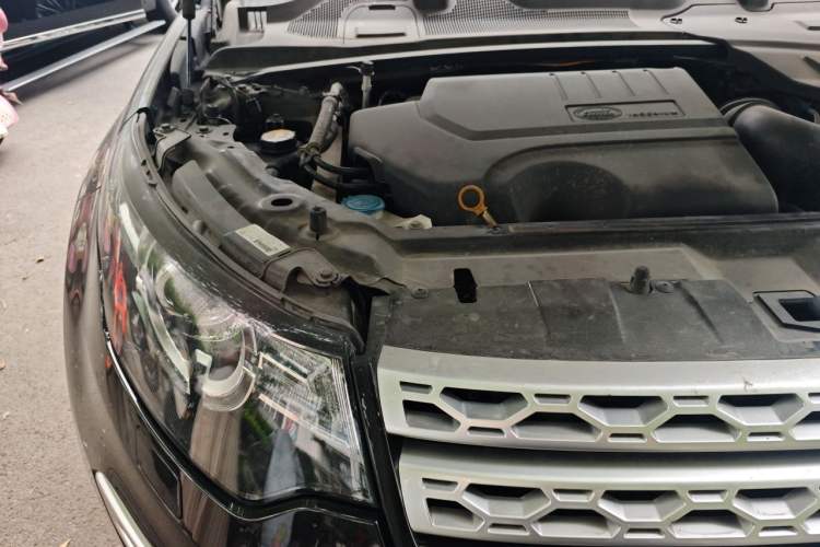 Used Land Rover Discovery Sport 2018 240 PS HSE LUXURY Edition Engine Bay Right