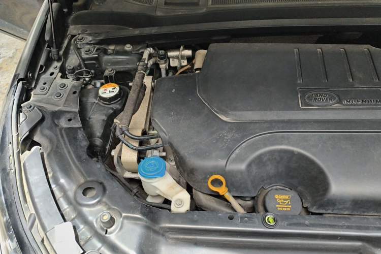 Used Land Rover Discovery Sport 2018 240 PS SE Version Engine Bay Right