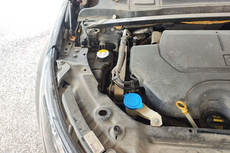 Used Land Rover Discovery Sport 2018 240 PS SE Version Engine Bay Right