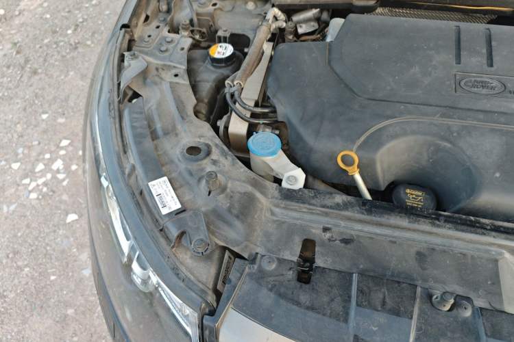 Used Land Rover Discovery Sport 2018 240 PS SE Version Engine Bay Right