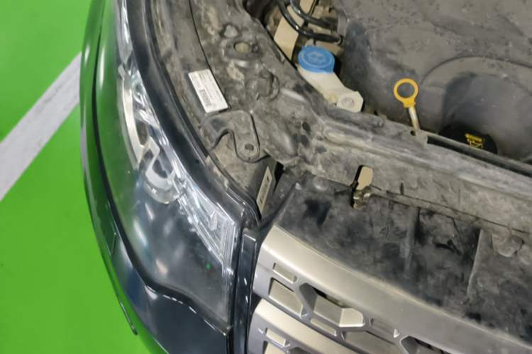 Used Land Rover Discovery Sport 2018 240 PS SE Version Engine Bay Right