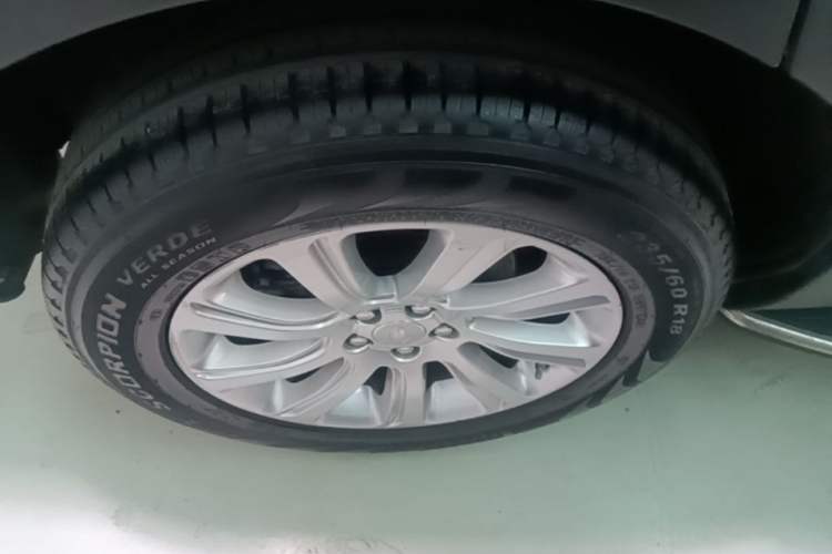 Used Land Rover Discovery Sport 2018 240 PS SE Version Exterior 5