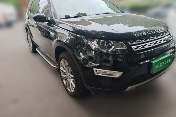 Used Land Rover Discovery Sport 2018 240 PS HSE LUXURY Edition Front Right 45 Deg