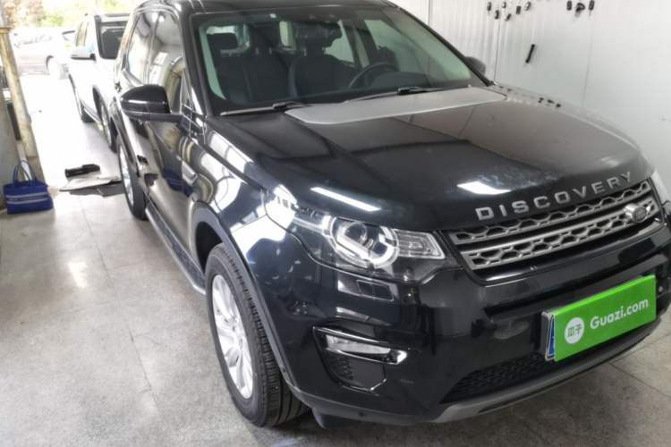 Used Land Rover Discovery Sport 2018 240 PS SE Version Front Right 45 Deg
