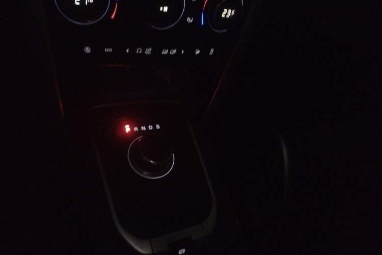 Used Land Rover Discovery Sport 2018 240 PS SE Version Gear Lever