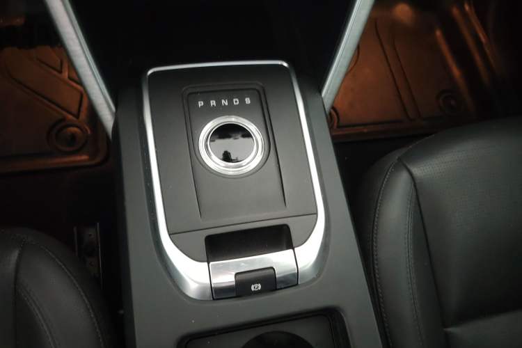 Used Land Rover Discovery Sport 2018 240 PS SE Version Gear Lever