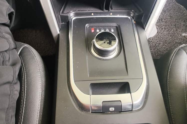 Used Land Rover Discovery Sport 2018 240 PS SE Version Gear Lever
