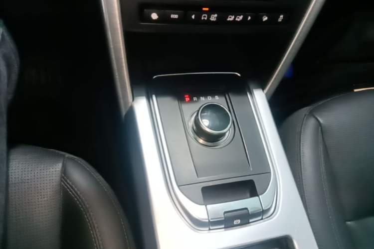 Used Land Rover Discovery Sport 2018 240 PS SE Version Gear Lever