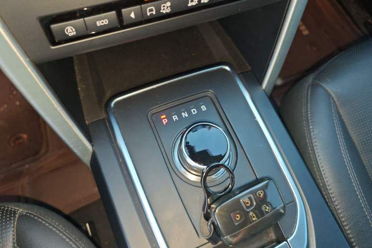 Used Land Rover Discovery Sport 2018 240 PS SE Version Gear Lever