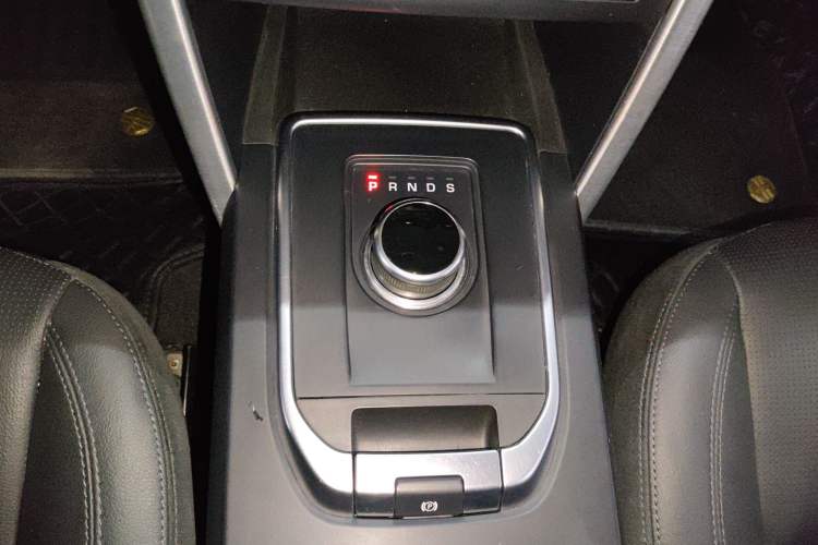 Used Land Rover Discovery Sport 2018 240 PS SE Version Gear Lever