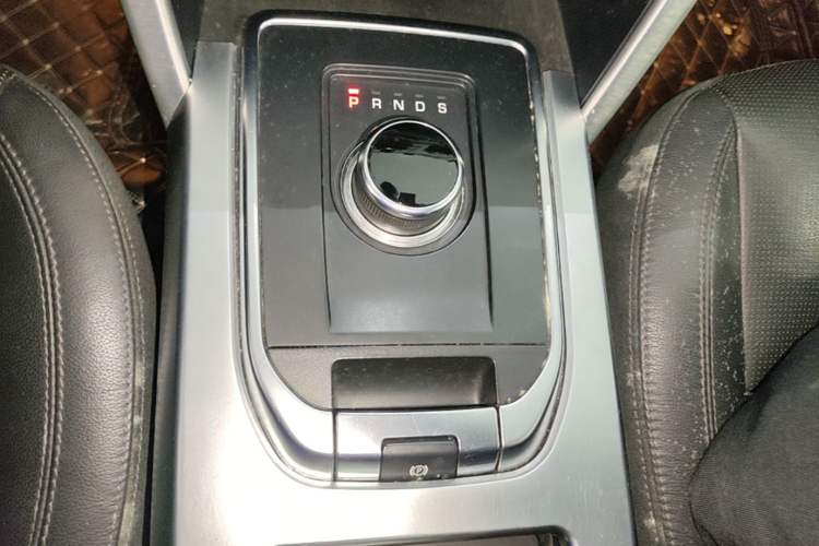 Used Land Rover Discovery Sport 2018 240 PS SE Version Gear Lever