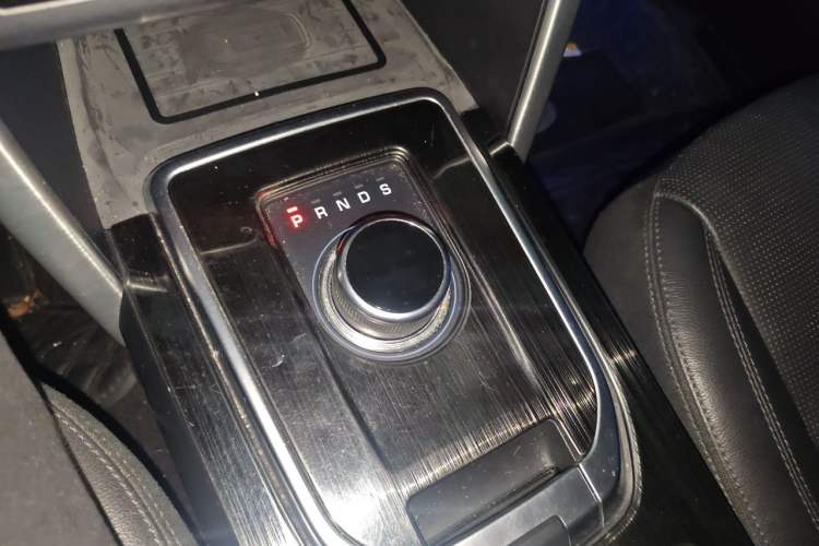 Used Land Rover Discovery Sport 2018 240 PS SE Version Gear Lever
