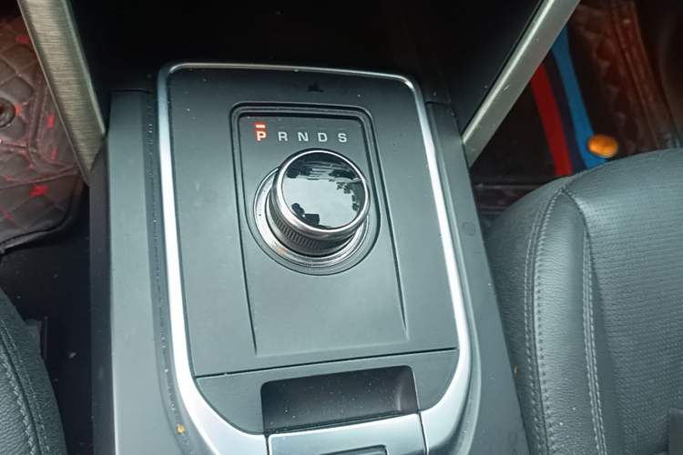Used Land Rover Discovery Sport 2018 240 PS SE Version Gear Lever