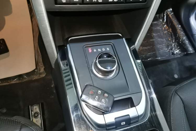 Used Land Rover Discovery Sport 2018 240 PS SE Version Gear Lever