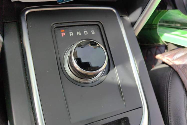 Used Land Rover Discovery Sport 2018 240 PS SE Version Gear Lever