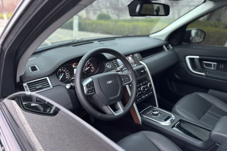 Used Land Rover Discovery Sport 2018 240 PS HSE Version Interior 1