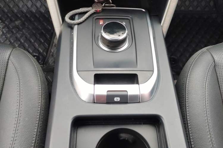 Used Land Rover Discovery Sport 2018 240 PS SE Version Interior 4