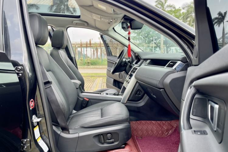 Used Land Rover Discovery Sport 2018 240 PS SE Version Interior 5