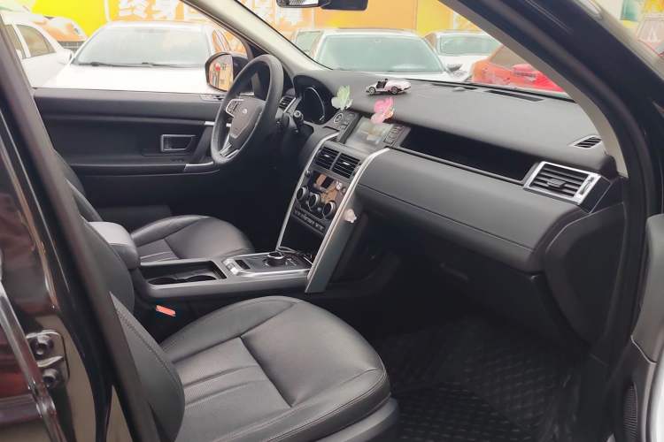 Used Land Rover Discovery Sport 2018 240 PS SE Version Interior 8