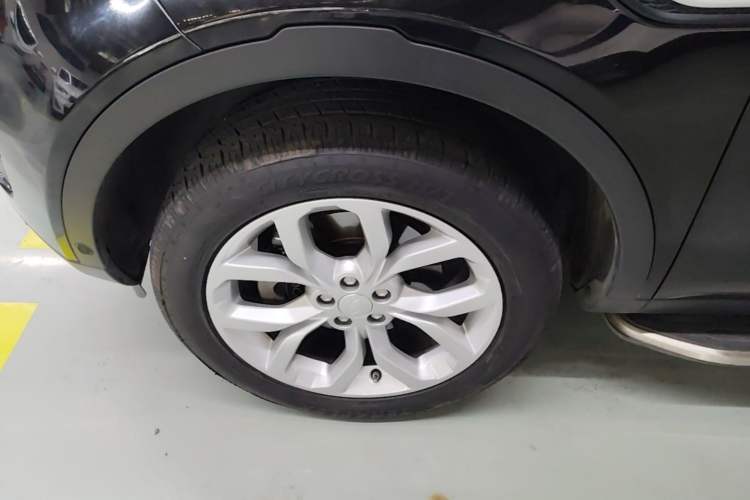 Used Land Rover Discovery Sport 2018 240 PS HSE Version Left Front Wheel Hub