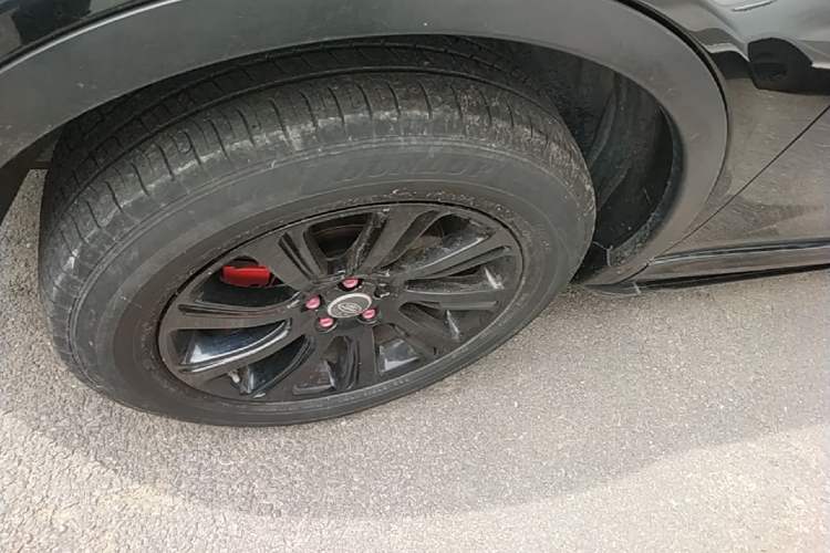 Used Land Rover Discovery Sport 2018 240 PS SE Version Left Front Wheel Hub