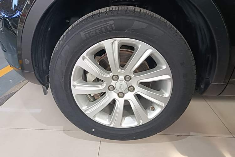 Used Land Rover Discovery Sport 2018 240 PS SE Version Left Front Wheel Hub