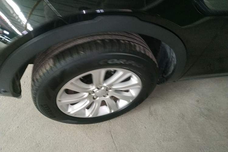 Used Land Rover Discovery Sport 2018 240 PS SE Version Left Front Wheel Hub