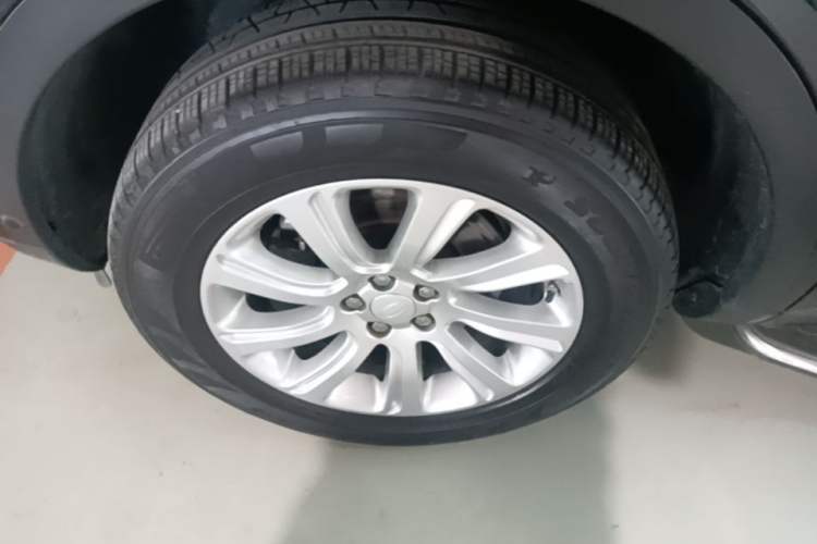 Used Land Rover Discovery Sport 2018 240 PS SE Version Left Front Wheel Hub