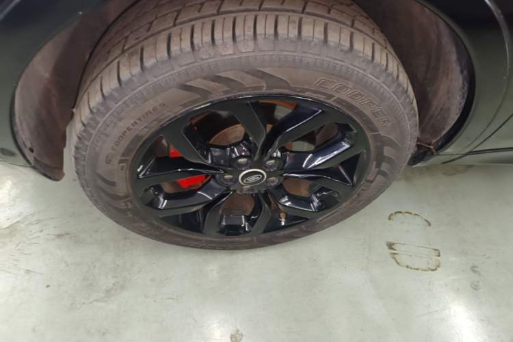 Used Land Rover Discovery Sport 2018 240 PS HSE Version Left Front Wheel Hub