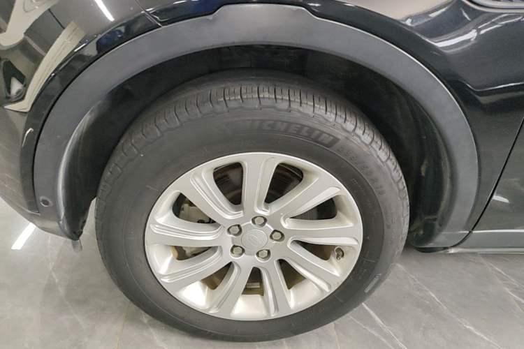 Used Land Rover Discovery Sport 2018 240 PS SE Version Left Front Wheel Hub