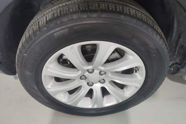 Used Land Rover Discovery Sport 2018 240 PS SE Version Left Front Wheel Hub
