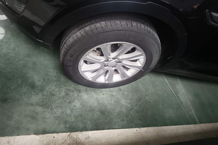 Used Land Rover Discovery Sport 2018 240 PS SE Version Left Front Wheel Hub