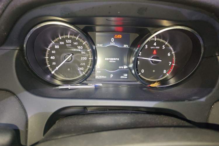 Used Land Rover Discovery Sport 2018 240 PS SE Version Odometer Close Up