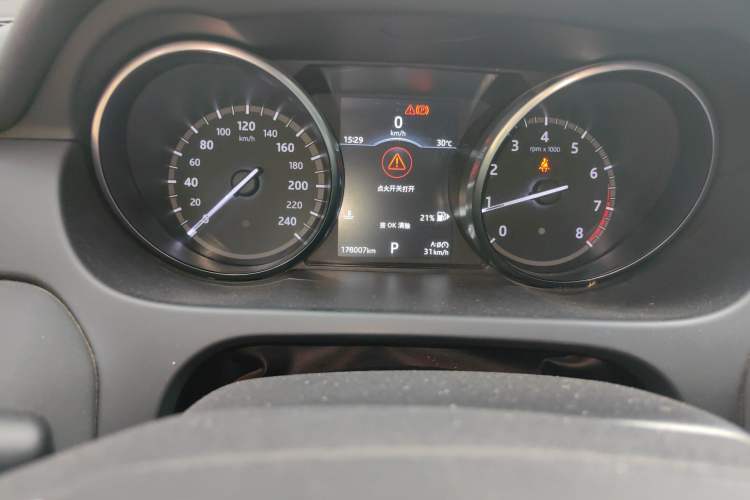 Used Land Rover Discovery Sport 2018 240 PS SE Version Odometer Close Up