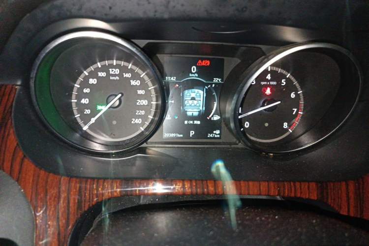 Used Land Rover Discovery Sport 2018 240 PS SE Version Odometer Close Up