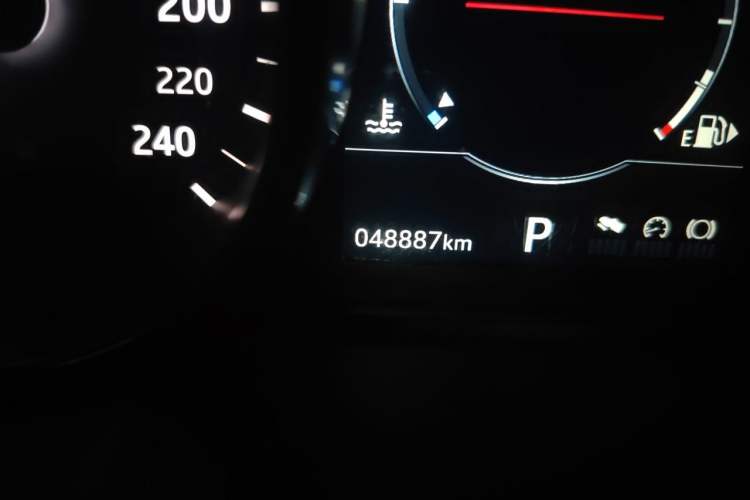 Used Land Rover Discovery Sport 2018 240 PS HSE Version Odometer Close Up